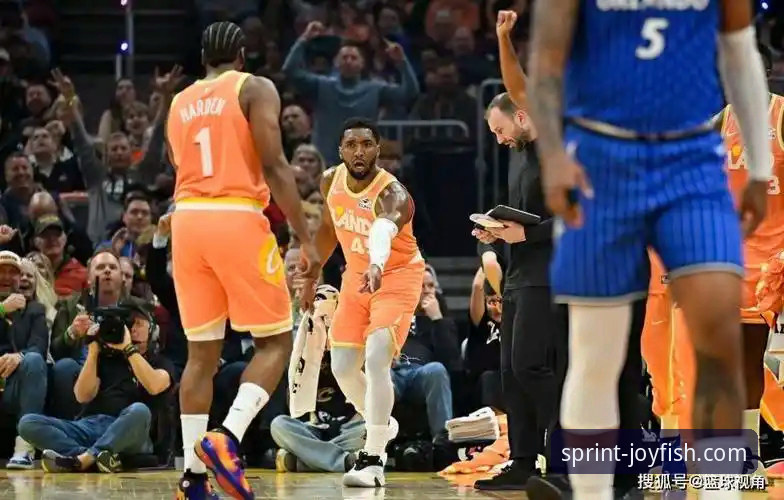 米切尔42分风暴 vs 班凯罗36分孤勇：乐鱼体育平台如何解析骑士魔术的攻防博弈？