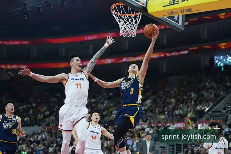 广东男篮绝杀逆转vs阵容短板暴露：从77-74看徐杰与奎因的暴走vs内线被法尔碾压